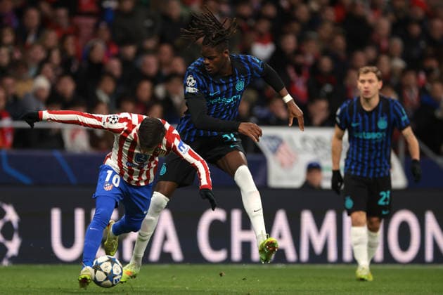 Madrid, Spain, 26th November 2025. Yann Bisseck of FC Internazionale tussles with Alex Baena of Atletico de Madrid during the Atletico Madrid vs Internazionale UEFA Champions League match at Riyadh Air Metropolitano, Madrid. Picture credit should read: Jonathan Moscrop Sportimage EDITORIAL USE ONLY. No use with unauthorised audio, video, data, fixture lists, club league logos or live services. Online in-match use limited to 120 images, no video emulation. No use in betting, games or single club league player publications. SPI_027_JM_ATLETICO_INTER_UCL SPI-4315-0027