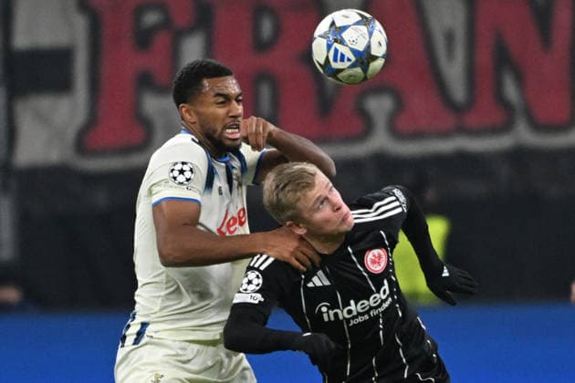 26 11 2025, xpsx, Football UEFA Champions League, Eintracht Frankfurt Atalanta Bergamo v l Isak Hien Atalanta Bergamo Jonathan Jonny Burkardt Eintracht Frankfurt Zweikampf, Aktion, action, battle for the ball DFL DFB REGULATIONS PROHIBIT ANY USE OF PHOTOGRAPHS as IMAGE SEQUENCES and or QUASI VIDEO Frankfurt am Main
