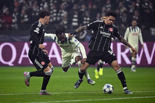 26 11 2025, xjhx, Football UEFA Champions League, Eintracht Frankfurt Atalanta Bergamo v l Robin Koch Eintracht Frankfurt Ademola Lookman Atalanta Bergamo Nnamdi Collins Eintracht Frankfurt Zweikampf, Aktion, action, battle for the ball DFL DFB REGULATIONS PROHIBIT ANY USE OF PHOTOGRAPHS as IMAGE SEQUENCES and or QUASI VIDEO Frankfurt am Main