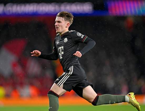 26 11 2025, Football UEFA Championsleague 2025 2026 Preliminary Round 5 Matchday, FC Arsenal FC Bayern Munich, at Emirates Stadium London England Lennart Karl FC Bayern Munich spurts DFL and DFB regulations prohibit any use of photographs as image sequences and or quasi video