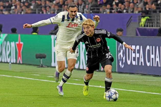 Frankfurt, Germany 26 November 2025 Champions League 2025 2026 Eintracht Frankfurt vs Atalanta Bergamo In the picture from left in the duel Davide Zappacosta Atalanta against Ritsu Doan Frankfurt Deutsche Bank Park Hessen Copyright: xFotostandx xRacochax