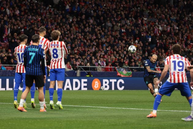 Madrid, Spain, 26th November 2025. Federico Dimarco of FC Internazionale fires a free kick narrowly off target during the Atletico Madrid vs Internazionale UEFA Champions League match at Riyadh Air Metropolitano, Madrid. Picture credit should read: Jonathan Moscrop Sportimage EDITORIAL USE ONLY. No use with unauthorised audio, video, data, fixture lists, club league logos or live services. Online in-match use limited to 120 images, no video emulation. No use in betting, games or single club league player publications. SPI_034_JM_ATLETICO_INTER_UCL SPI-4315-0034