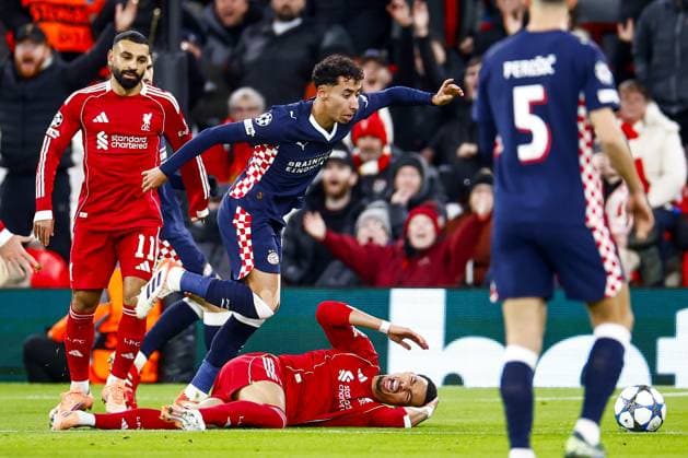 LIVERPOOL - (l-r) Anass Salah-Eddine of PSV Eindhoven, Hugo EkitikÃ of Liverpool FC during the Champions League match between Liverpool FC and PSV Eindhoven at Anfield Stadium on November 26, 2025, in Liverpool, United Kingdom. ANP SEM VAN DER WAL UEFA Champions League Matchday 5 2025-2026 xVIxANPxSportx xxANPxIVx 543150044 originalFilename: 543150044.jpg