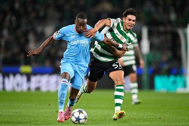 Sporting CP v Club Brugge - UEFA Champions League LISBON, PORTUGAL - NOVEMBER 26 : Forbs Carlos forward of Club Brugge and Simoes Joao midfielder of Sporting CP during the UEFA Champions League 2025 26 League Phase MD5 match between Sporting CP and Club Brugge on November 26, 2025 in Lisbon, Portugal, 26 11 2025 Lisbon Portugal  Copyright: xNicoxVereeckenx