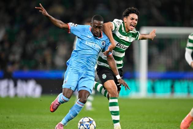 Sporting CP v Club Brugge - UEFA Champions League LISBON, PORTUGAL - NOVEMBER 26 : Forbs Carlos forward of Club Brugge and Simoes Joao midfielder of Sporting CP during the UEFA Champions League 2025 26 League Phase MD5 match between Sporting CP and Club Brugge on November 26, 2025 in Lisbon, Portugal, 26 11 2025 Lisbon Portugal  Copyright: xNicoxVereeckenx