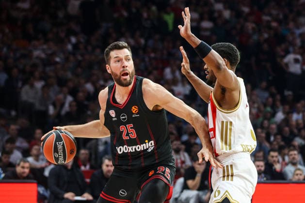 Crvena Zvezda v Olympiacos - EuroLeague BELGRADE, SERBIA - NOVEMBER 26: Alec Peters (25) of Olympiacos Piraeus in action against Jared Butler (R) of Crvena Zvezda Meridianbet Belgrade during the EuroLeague Regular Season Round 13 match between Crvena Zvezda Meridianbet Belgrade and Olympiacos Piraeus at Belgrade Arena in Belgrade, Serbia on November 26, 2025. Filip Stevanovic Anadolu Belgrade Serbia. Editorial use only. Please get in touch for any other usage.  Copyright: x2025xAnadoluxFilipxStevanovicx