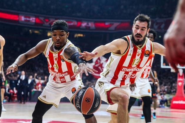 Crvena Zvezda v Olympiacos - EuroLeague BELGRADE, SERBIA - NOVEMBER 26: Devonte Graham (4) and Nikola Kalinic (12) of Crvena Zvezda Meridianbet Belgrade in action during the EuroLeague Regular Season Round 13 match between Crvena Zvezda Meridianbet Belgrade and Olympiacos Piraeus at Belgrade Arena in Belgrade, Serbia on November 26, 2025. Filip Stevanovic Anadolu Belgrade Serbia. Editorial use only. Please get in touch for any other usage.  Copyright: x2025xAnadoluxFilipxStevanovicx