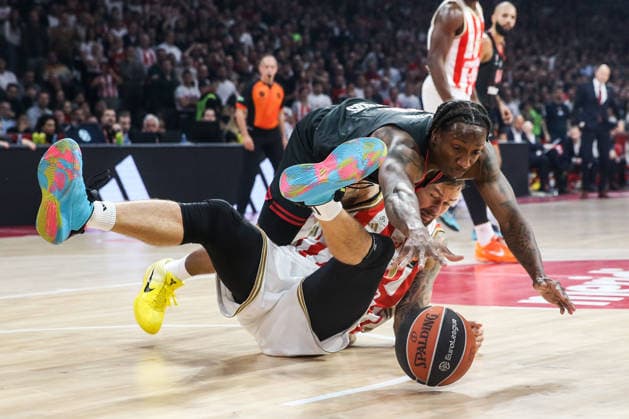 Crvena Zvezda v Olympiacos - EuroLeague BELGRADE, SERBIA - NOVEMBER 26: Saben Lee (rear) of Olympiacos Piraeus in action against Nikola Kalinic (front) of Crvena Zvezda during the EuroLeague Regular Season Round 13 match between Crvena Zvezda Meridianbet Belgrade and Olympiacos Piraeus at Belgrade Arena in Belgrade, Serbia on November 26, 2025. Filip Stevanovic Anadolu Belgrade Serbia. Editorial use only. Please get in touch for any other usage.  Copyright: x2025xAnadoluxFilipxStevanovicx
