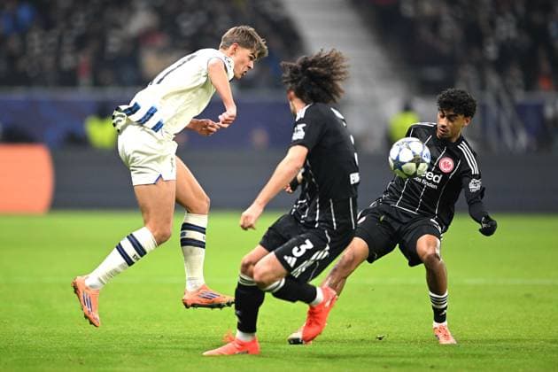 Soccer UEFA Champions League matchday 5 Eintracht Frankfurt Atalanta Bergamo on 26 11 2025 at Deutsche Bank Park in Frankfurt Charles De Ketelaere Bergamo , left Fares Chaibi Frankfurt , right Arthur Theate Frankfurt , front xJKx