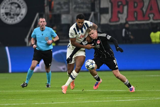 26 11 2025, xpsx, Football UEFA Champions League, Eintracht Frankfurt Atalanta Bergamo v l Isak Hien Atalanta Bergamo Jonathan Jonny Burkardt Eintracht Frankfurt Zweikampf, Aktion, action, battle for the ball DFL DFB REGULATIONS PROHIBIT ANY USE OF PHOTOGRAPHS as IMAGE SEQUENCES and or QUASI VIDEO Frankfurt am Main