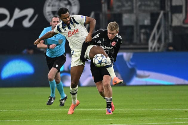 26 11 2025, xpsx, Football UEFA Champions League, Eintracht Frankfurt Atalanta Bergamo v l Isak Hien Atalanta Bergamo Jonathan Jonny Burkardt Eintracht Frankfurt Zweikampf, Aktion, action, battle for the ball DFL DFB REGULATIONS PROHIBIT ANY USE OF PHOTOGRAPHS as IMAGE SEQUENCES and or QUASI VIDEO Frankfurt am Main