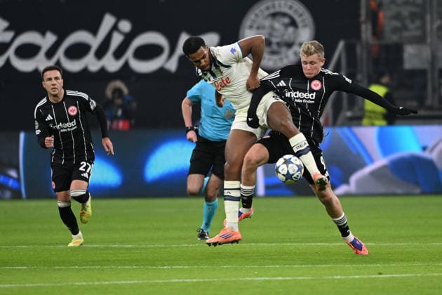 26 11 2025, xpsx, Football UEFA Champions League, Eintracht Frankfurt Atalanta Bergamo v l Isak Hien Atalanta Bergamo Jonathan Jonny Burkardt Eintracht Frankfurt Zweikampf, Aktion, action, battle for the ball DFL DFB REGULATIONS PROHIBIT ANY USE OF PHOTOGRAPHS as IMAGE SEQUENCES and or QUASI VIDEO Frankfurt am Main
