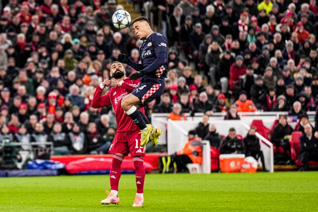 LIVERPOOL, ENGLAND - NOVEMBER 26: Sergino Dest of PSV heads the ball with Mohamed Salah of Liverpool during the UEFA Champions League 2025 26 League Phase MD5 match between Liverpool FC and PSV Eindhoven at Anfield on November 26, 2025 in Liverpool, England. (Photo by Rene Nijhuis) SPO  Copyright: xRenexNijhuis