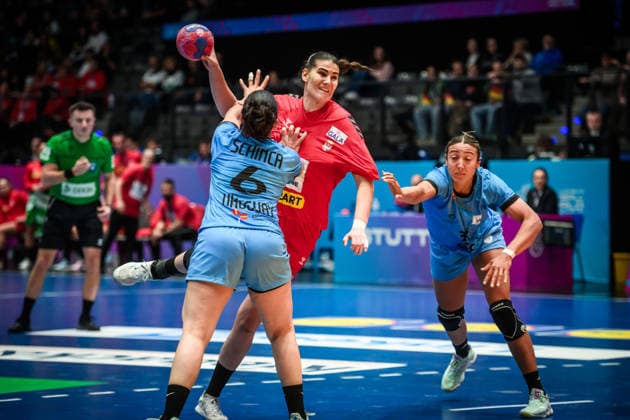 Emilija Lazic Serbia, 05 vs Leticia Schinca Granero Uruguay, 06 , left and Maite Pessina Portos Uruguay, 13 , right GER, Serbia Uruguay, Handball World Championship, Preliminary Round, Group C, 26 11 2025 GER, Serbia Uruguay, Handball World Championship, Preliminary Round, Group C, 26 11 2025 Stuttgart Copyright: xSandyxDinkelackerx EP_SDR