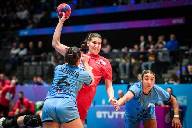 Emilija Lazic Serbia, 05 vs Leticia Schinca Granero Uruguay, 06 , left and Maite Pessina Portos Uruguay, 13 , right GER, Serbia Uruguay, Handball World Championship, Preliminary Round, Group C, 26 11 2025 GER, Serbia Uruguay, Handball World Championship, Preliminary Round, Group C, 26 11 2025 Stuttgart Copyright: xSandyxDinkelackerx EP_SDR