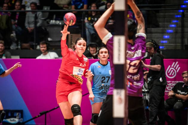 Tamara Kocic Serbia, 21 vs Agustina Modernell Amodio Uruguay, 22 GER, Serbia Uruguay, Handball World Championship, Preliminary Round, Group C, 26 11 2025 GER, Serbia Uruguay, Handball World Championship, Preliminary Round, Group C, 26 11 2025 Stuttgart Copyright: xSandyxDinkelackerx EP_SDR