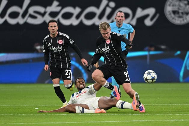 26 11 2025, xpsx, Football UEFA Champions League, Eintracht Frankfurt Atalanta Bergamo v l Mario Götze Goetze Eintracht Frankfurt Isak Hien Atalanta Bergamo Jonathan Jonny Burkardt Eintracht Frankfurt Zweikampf, Aktion, action, battle for the ball DFL DFB REGULATIONS PROHIBIT ANY USE OF PHOTOGRAPHS as IMAGE SEQUENCES and or QUASI VIDEO Frankfurt am Main