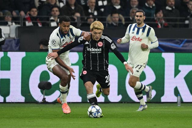 26 11 2025, xpsx, Football UEFA Champions League, Eintracht Frankfurt Atalanta Bergamo v l Isak Hien Atalanta Bergamo Ritsu Doan Eintracht Frankfurt Zweikampf, Aktion, action, battle for the ball DFL DFB REGULATIONS PROHIBIT ANY USE OF PHOTOGRAPHS as IMAGE SEQUENCES and or QUASI VIDEO Frankfurt am Main