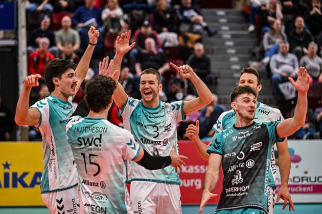 DVV Pokal MTV Ludwigsburg SWD powervolleys Dueren 26 11 2025 DVV Pokal, Volleyball, 1 Bundesliga, Herren, Saison 2025 26, Viertelfinale, Barock Volleys MTV Ludwigsburg in Rot Schwarz vs SWD powervolleys Dueren in Weiss Gruen , Dueren wins and is happy with 3 Joris Berkhout und Copyright: xBEAUTIFULxSPORTS TomxBlochx