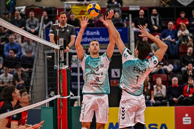 DVV Pokal MTV Ludwigsburg SWD powervolleys Dueren 26 11 2025 DVV Pokal, Volleyball, 1 Bundesliga, Herren, Saison 2025 26, Viertelfinale, Barock Volleys MTV Ludwigsburg in Rot Schwarz vs SWD powervolleys Dueren in Weiss Gruen , 3 Joris Benjamin Berkhout auf 1 Kyle Paulson, Copyright: xBEAUTIFULxSPORTS TomxBlochx