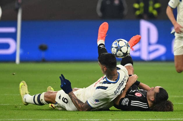 26 11 2025, xjhx, Football UEFA Champions League, Eintracht Frankfurt Atalanta Bergamo v l Gianluca Scamacca Atalanta Bergamo Arthur Theate Eintracht Frankfurt DFL DFB REGULATIONS PROHIBIT ANY USE OF PHOTOGRAPHS as IMAGE SEQUENCES and or QUASI VIDEO Frankfurt am Main