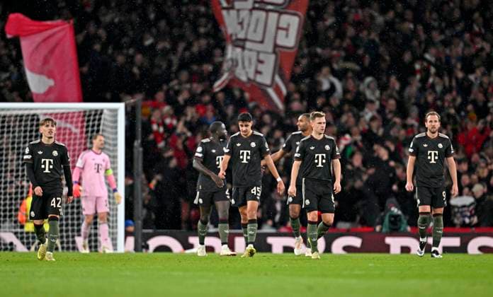 26 11 2025, Football UEFA Championsleague 2025 2026 Preliminary Round 5 Matchday, FC Arsenal FC Bayern Munich, at Emirates Stadium London England from left Lennart Karl FC Bayern Munich , Goalkeeper Manuel Neuer FC Bayern Munich , Dayot Upamecano FC Bayern Munich , Aleksandar Pavlovic Bayern Munich , Jonathan Tah FC Bayern Munich , Joshua Kimmich FC Bayern Munich and Harry Kane FC Bayern Munich hang their heads DFL and DFB regulations prohibit any use of photographs as image sequences and or quasi video