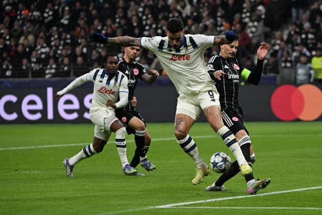 26 11 2025, xjhx, Football UEFA Champions League, Eintracht Frankfurt Atalanta Bergamo v l Gianluca Scamacca Atalanta Bergamo Robin Koch Eintracht Frankfurt Zweikampf, Aktion, action, battle for the ball DFL DFB REGULATIONS PROHIBIT ANY USE OF PHOTOGRAPHS as IMAGE SEQUENCES and or QUASI VIDEO Frankfurt am Main