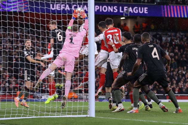 Arsenal gegen Bayern München 26. November 2025, London UEFA-Champions-League-Phase Arsenal gegen Bayern München Bayern Münchens Torhüter Manuel Neuer wird von Jurrien Timber von Arsenal geschlagen und erzielt den Führungstreffer Foto Jacques Feeney Offside London UK  Copyright: xJacquesxFeeneyxOffside