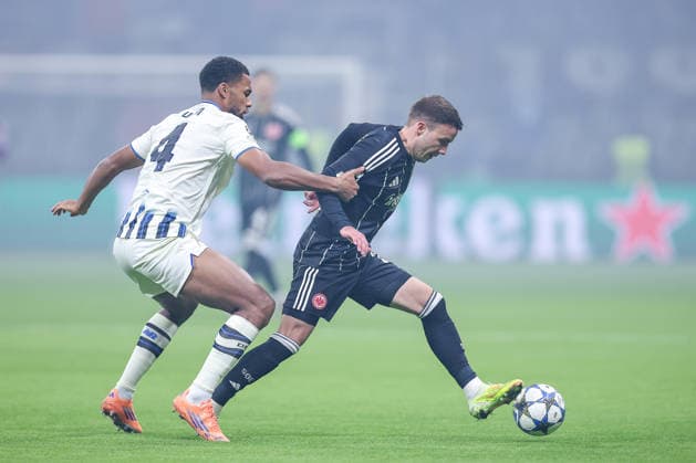 26 11 2025, Football, UEFA Champions League, Eintracht Frankfurt Atalanta Bergamo, Deutsche Bank Park Frankfurt am Main , Matchday 5, Season 2025 2026 Isak Hien Atalanta Bergamo 04 in duel against Mario Götze Eintracht Frankfurt 27 Regulations prohibit any use of photographs as image sequences and or quasi video Hessen Germany