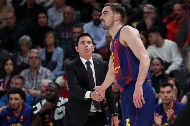 November 26, 2025, Barcelona, Barcelona, Spain: Tomas Satoransky and Xavi Pascual, head coach of FC Barcelona, Barca gesture during the EuroLeague Regular Season Round 13 match played between FC Barcelona and LDLC Asvel Villeurbanne at Palau Blaugrana on November 26, 2025 in Barcelona, Spain. Barcelona Spain - ZUMAa181 20251126_zaa_a181_123 Copyright: xJavierxBorregox