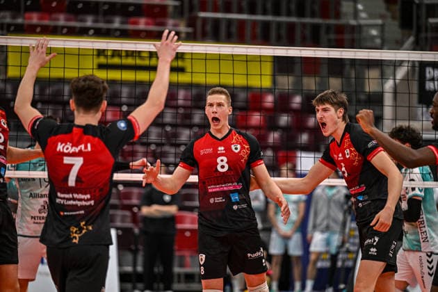 DVV Pokal MTV Ludwigsburg SWD powervolleys Dueren 26 11 2025 DVV Pokal, Volleyball, 1 Bundesliga, Herren, Saison 2025 26, Viertelfinale, Barock Volleys MTV Ludwigsburg in Rot Schwarz vs SWD powervolleys Dueren in Weiss Gruen , 8 Tomi Saarinen , right Jan Huber, left 7 Tim Köpfli, Copyright: xBEAUTIFULxSPORTS TomxBlochx
