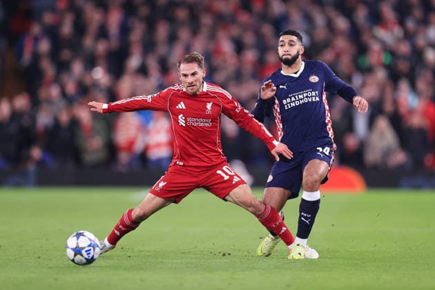 Fußball UEFA-Champions-League-Phase Liverpool gegen PSV Eindhoven 26. November 2025 UEFA-Champions-League-Phase Liverpool gegen PSV Eindhoven Alexis Mac Allister von Liverpool kämpft mit Ismael Saibari von PSV Eindhoven Foto Simon Stacpoole Abseits Liverpool UK  Copyright: xSimonxStacpoolexOffside