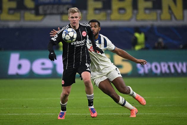 26 11 2025, xjhx, Football UEFA Champions League, Eintracht Frankfurt Atalanta Bergamo v l Isak Hien Atalanta Bergamo Jonathan Jonny Burkardt Eintracht Frankfurt Zweikampf, Aktion, action, battle for the ball DFL DFB REGULATIONS PROHIBIT ANY USE OF PHOTOGRAPHS as IMAGE SEQUENCES and or QUASI VIDEO Frankfurt am Main