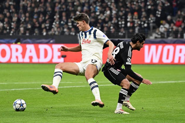 26 11 2025, xjhx, Football UEFA Champions League, Eintracht Frankfurt Atalanta Bergamo v l Charles de Ketelaere Atalanta Bergamo Mahmoud Dahoud Eintracht Frankfurt Zweikampf, Aktion, action, battle for the ball DFL DFB REGULATIONS PROHIBIT ANY USE OF PHOTOGRAPHS as IMAGE SEQUENCES and or QUASI VIDEO Frankfurt am Main