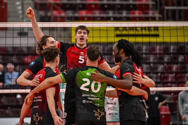 DVV Pokal MTV Ludwigsburg SWD powervolleys Dueren 26 11 2025 DVV Pokal, Volleyball, 1 Bundesliga, Herren, Saison 2025 26, Viertelfinale, Barock Volleys MTV Ludwigsburg in Rot Schwarz vs SWD powervolleys Dueren in Weiss Gruen , Jan Huber jubilates Copyright: xBEAUTIFULxSPORTS TomxBlochx