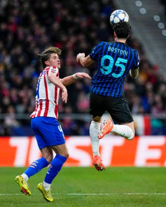 ESP: Atletico de Madrid - Inter Milan. UEFA Champions League. Matchday 5. Conor Gallagher of Atletico de Madrid and Alessandro Bastoni of FC Internazionale Milano during the UEFA Champions League match, between Atletico de Madrid and Inter Milan, matchday 5, played at Riyadh Air Stadium on November 26, 2025 in Madrid, Spain. kpng Copyright: xCesarxCebollax xPRESSINx PS_251126_ATL_INT_036