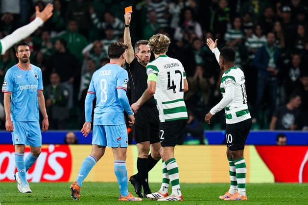 Sporting CP v Club Brugge KV - UEFA Champions League 2025 2026 Morten Hjulmand (42), medio do Sporting CP, leva vermelho durante a partida entre Sporting CP v Club Brugge KV, valida pela fase de grupos da UEFA Champions League 2025 2026, no Estadio Jose Alvalade, Portugal (Foto de Diogo Faria Reis Avant Sports) Lisboa Estadio Jose Alvalade Portugal Copyright: xDiogoxFariaxReis AvantxSportsx