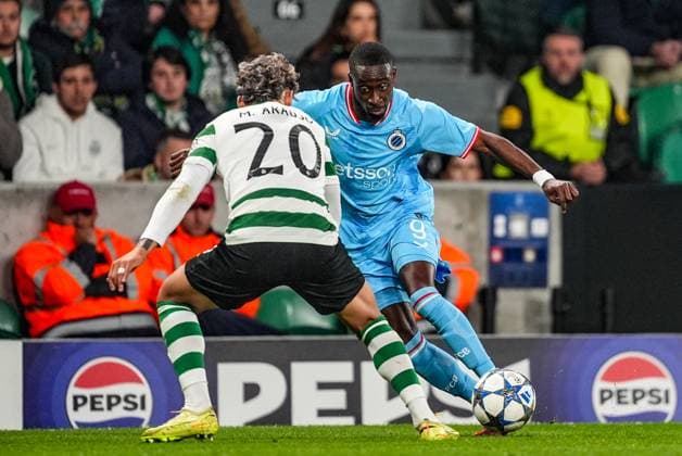 Sporting s Maximiliano Araujo and Club s Carlos Forbs fight for the ball during a soccer game between Portuguese Sporting Clube de Portugal and Belgian Club Brugge KV, on Wednesday 26 November 2025 in Lisboa, Portugal, on day five of the League phase of the UEFA Champions League tournament. JOMAxGARCIAxIxGISBERT  x144495563x