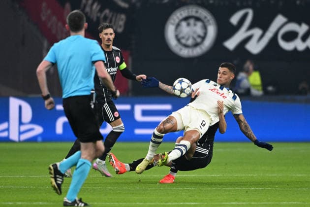 26 11 2025, xpsx, Football UEFA Champions League, Eintracht Frankfurt Atalanta Bergamo v l Gianluca Scamacca Atalanta Bergamo Arthur Theate Eintracht Frankfurt Zweikampf, Aktion, action, battle for the ball DFL DFB REGULATIONS PROHIBIT ANY USE OF PHOTOGRAPHS as IMAGE SEQUENCES and or QUASI VIDEO Frankfurt am Main