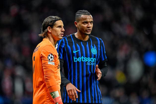 2025-11-26 Atletico de Madrid v FC Internazionale Milano - UEFA Champions League 2025 26 League Phase MD5 MADRID, SPAIN - NOVEMBER 26: Manuel Akanji of FC Internazionale Milano talks to Goalkeeper Yann Sommer of FC Internazionale Milano during the UEFA Champions League 2025 26 League Phase MD5 match between Atletico de Madrid and FC Internazionale Milano at Estadio Metropolitano on November 26, 2025 in Madrid, Spain. (Photo by Pablo Morano BSR Agency) Madrid Spain Content not available for redistribution in The Netherlands directly or indirectly through any third parties. Copyright: xBSRxAgencyx