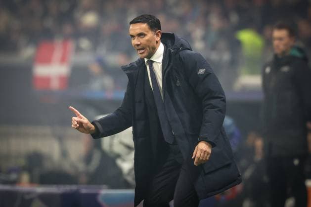 Head coach Raffaele Palladino Atalanta B C gives instructions to the team, energetic, Eintracht Frankfurt vs Atalanta B C , Football, Men, UEFA Champions League, UEFA, Season 2025 2026, Group stage, Matchday 5, 5 Matchday, 26 11 2025 Frankfurt Hessen Germany Copyright: xkolbert-press MartinxAgüerax