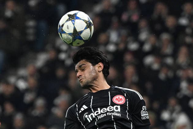 26 11 2025, xjhx, Football UEFA Champions League, Eintracht Frankfurt Atalanta Bergamo v l Mahmoud Dahoud Eintracht Frankfurt DFL DFB REGULATIONS PROHIBIT ANY USE OF PHOTOGRAPHS as IMAGE SEQUENCES and or QUASI VIDEO Frankfurt am Main