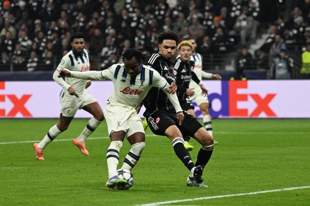 26 11 2025, xjhx, Football UEFA Champions League, Eintracht Frankfurt Atalanta Bergamo v l Ademola Lookman Atalanta Bergamo Nnamdi Collins Eintracht Frankfurt Zweikampf, Aktion, action, battle for the ball DFL DFB REGULATIONS PROHIBIT ANY USE OF PHOTOGRAPHS as IMAGE SEQUENCES and or QUASI VIDEO Frankfurt am Main