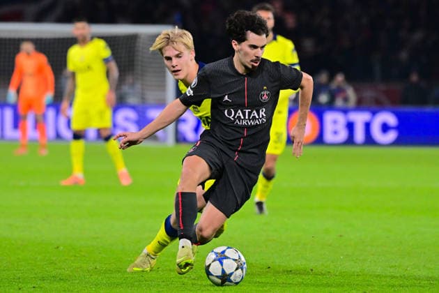 FOOTBALL : PSG vs Tottenham - Ligue des Champions - 26 11 2025 Vitinha Vitor Machado ( 17 - PSG ) and Lucas Bergvall ( 15 - Tottenham ) during the UEFA Champions League match between Paris Saint Germain and Tottenham Hotspur FC at Parc Des Princes on November 26 , 2025 in Paris, France. ( Photo by Federico Pestellini PsnewZ ) ParisFrance  Copyright: xFedericoxPestellinix