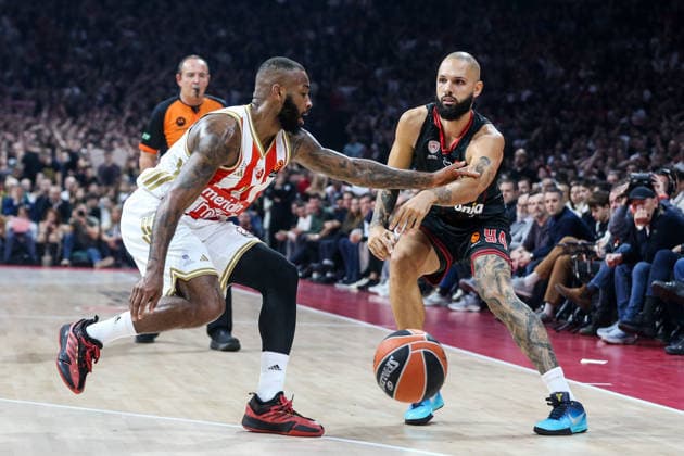 Red star v Olympiacos - EuroLeague BELGRADE, SERBIA - NOVEMBER 26: Evan Fournier (R) of Olympiacos in action during the EuroLeague match between Red Star Belgrade and Olympiacos in Belgrade, Serbia on November 26, 2025. Filip Stevanovic Anadolu Belgrade Serbia. Editorial use only. Please get in touch for any other usage.  Copyright: x2025xAnadoluxFilipxStevanovicx