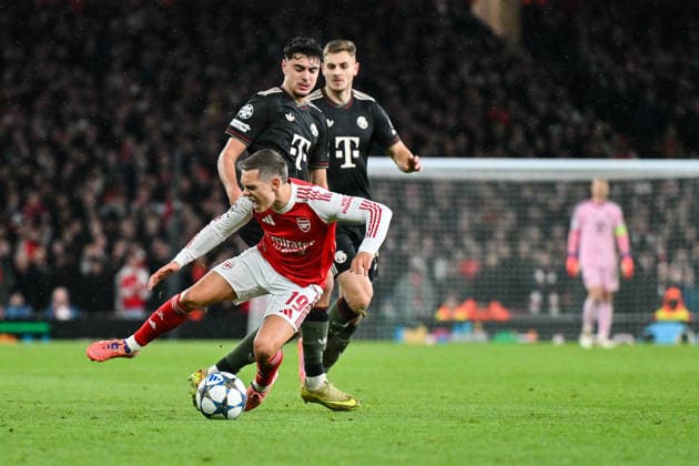 UEFA Champions League Arsenal FC FC Bayern Munich 26 11 2025 LONDON, ENGLAND 26 NOVEMBER in the duel Leandro TROSSARD Arsenal FC 19 and Aleksandar PAVLOVIC FC Bayern Munich 45 during the league match between Arsenal London and FC Bayern Munich on matchday 5 of the UEFA Champions League at Emirates Stadium on 26 11 2025 Josip STANISIC FC Bayern Munich 44 Copyright: xBEAUTIFULxSPORTS Goldbergx
