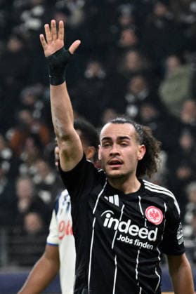 26 11 2025, xjhx, Football UEFA Champions League, Eintracht Frankfurt Atalanta Bergamo v l Arthur Theate Eintracht Frankfurt DFL DFB REGULATIONS PROHIBIT ANY USE OF PHOTOGRAPHS as IMAGE SEQUENCES and or QUASI VIDEO Frankfurt am Main