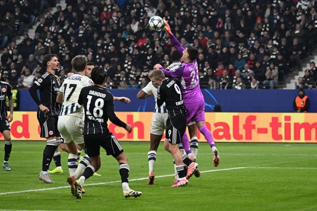 26 11 2025, xjhx, Football UEFA Champions League, Eintracht Frankfurt Atalanta Bergamo v l Michael Zetterer Eintracht Frankfurt clears in front of Gianluca Scamacca Atalanta Bergamo Berat Djimsiti Atalanta Bergamo Jonathan Jonny Burkardt Eintracht Frankfurt DFL DFB REGULATIONS PROHIBIT ANY USE OF PHOTOGRAPHS as IMAGE SEQUENCES and or QUASI VIDEO Frankfurt am Main