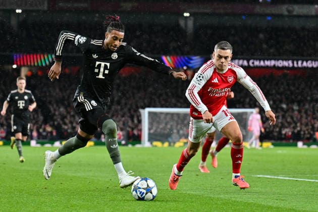 UEFA Champions League Arsenal FC FC Bayern Munich 26 11 2025 LONDON, ENGLAND 26 NOVEMBER in the duel Michael OLISE FC Bayern Munich 17 and Leandro TROSSARD Arsenal FC 19 during the league match between Arsenal London and FC Bayern Munich on matchday 5 of the UEFA Champions League at Emirates Stadium on 26 11 2025 Copyright: xBEAUTIFULxSPORTS Goldbergx