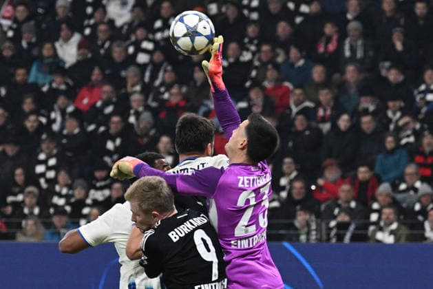 26 11 2025, xjhx, Football UEFA Champions League, Eintracht Frankfurt Atalanta Bergamo v l Michael Zetterer Eintracht Frankfurt clears in front of Gianluca Scamacca Atalanta Bergamo Berat Djimsiti Atalanta Bergamo Jonathan Jonny Burkardt Eintracht Frankfurt DFL DFB REGULATIONS PROHIBIT ANY USE OF PHOTOGRAPHS as IMAGE SEQUENCES and or QUASI VIDEO Frankfurt am Main